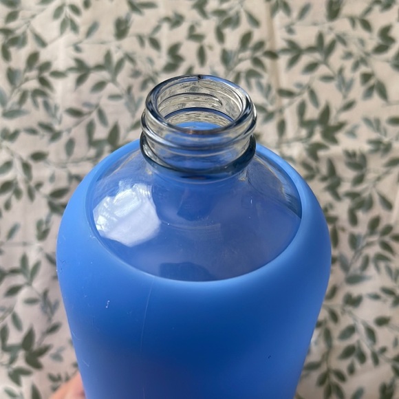 bkr 8oz Glass Water Bottle With Blue Silicone Sleeve and Original Top - Picture 5 of 5